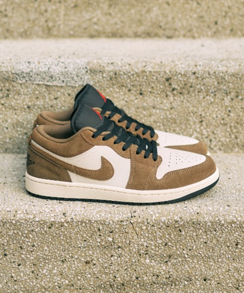JORDAN BRAND(ジョーダンブランド)の「AIR JORDAN 1 LOW 553558-200(スニーカー・メンズ・ベージュ・26.5cm/25.5cm/29.0cm/28.0cm/27.0cm/26.0cm/25.0cm/28.5cm/27.5cm)」の2枚目の写真