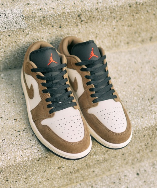 JORDAN BRAND(ジョーダンブランド)の「AIR JORDAN 1 LOW 553558-200(スニーカー・メンズ・ベージュ・26.5cm/25.5cm/29.0cm/28.0cm/27.0cm/26.0cm/25.0cm/28.5cm/27.5cm)」の3枚目の写真