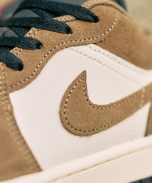JORDAN BRAND(ジョーダンブランド)の「AIR JORDAN 1 LOW 553558-200(スニーカー・メンズ・ベージュ・26.5cm/25.5cm/29.0cm/28.0cm/27.0cm/26.0cm/25.0cm/28.5cm/27.5cm)」の5枚目の写真