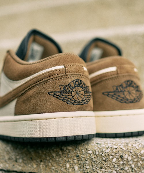 JORDAN BRAND(ジョーダンブランド)の「AIR JORDAN 1 LOW 553558-200(スニーカー・メンズ・ベージュ・26.5cm/25.5cm/29.0cm/28.0cm/27.0cm/26.0cm/25.0cm/28.5cm/27.5cm)」の6枚目の写真