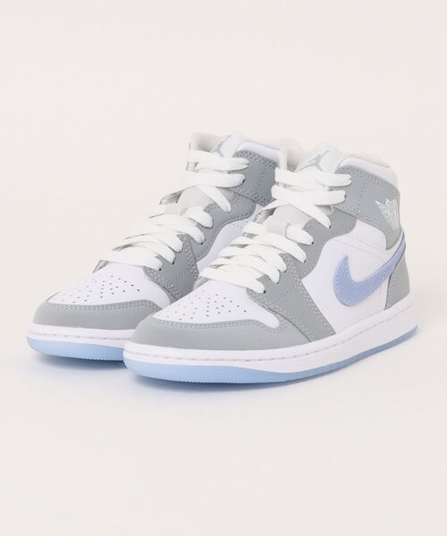 JORDAN BRAND(ジョーダンブランド)の「JORDAN BRAND W AIR JORDAN 1 MID ウィメンズ エア ジョーダン 1 MID WBQ6472 105WHITE/ALUMN(スニーカー・レディース・ホワイト・24.0cm/23.5cm/23.0cm/22.5cm/29.0cm/28.5cm/28.0cm/27.5cm/27.0cm/26.5cm/26.0cm/25.5cm/25.0cm/24.5cm)」の1枚目の写真