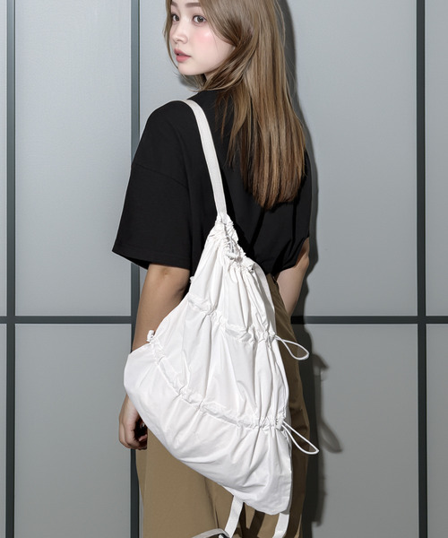 Chandelier(シャンデリア)の「ナップサック ギャザー ポケット 2TYPE 巾着 リュックサック バックパック(バックパック/リュック・レディース・ブラック/ホワイト/ブラック系・ONESIZE)」の2枚目の写真