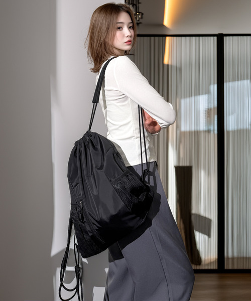 Chandelier(シャンデリア)の「ナップサック ギャザー ポケット 2TYPE 巾着 リュックサック バックパック(バックパック/リュック・レディース・ブラック/ホワイト/ブラック系・ONESIZE)」の5枚目の写真