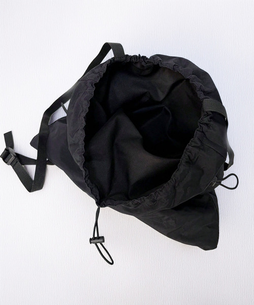 Chandelier(シャンデリア)の「ナップサック ギャザー ポケット 2TYPE 巾着 リュックサック バックパック(バックパック/リュック・レディース・ブラック/ホワイト/ブラック系・ONESIZE)」の16枚目の写真