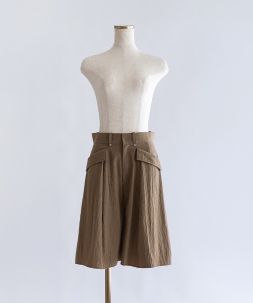 EN NEUME(エンノイム)の「Structured Pocket Flare Shorts(その他パンツ・レディース・キャメル/ブラック/ブラウン・0/1)」の22枚目の写真
