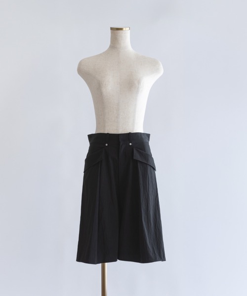 EN NEUME(エンノイム)の「Structured Pocket Flare Shorts(その他パンツ・レディース・キャメル/ブラック/ブラウン・0/1)」の17枚目の写真