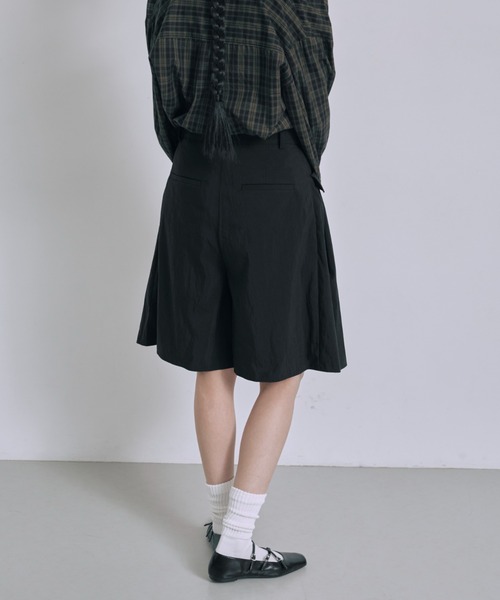 EN NEUME(エンノイム)の「Structured Pocket Flare Shorts(その他パンツ・レディース・キャメル/ブラック/ブラウン・0/1)」の8枚目の写真