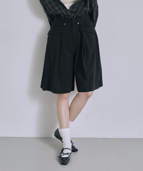 EN NEUME(エンノイム)の「Structured Pocket Flare Shorts(その他パンツ・レディース・キャメル/ブラック/ブラウン・0/1)」の4枚目の写真