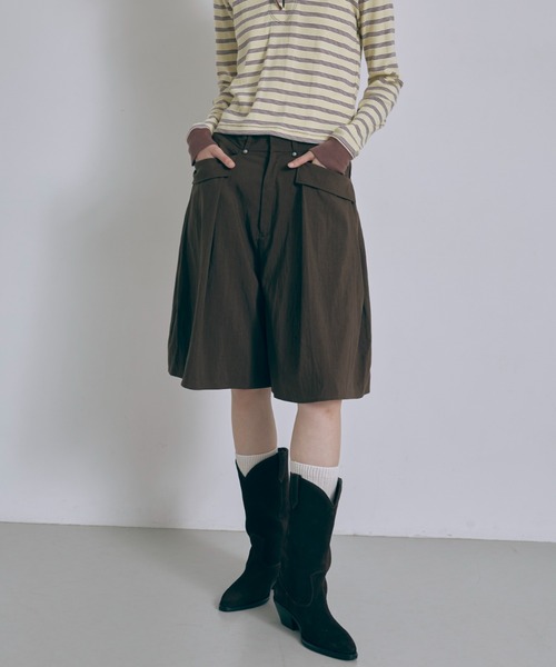 EN NEUME(エンノイム)の「Structured Pocket Flare Shorts(その他パンツ・レディース・キャメル/ブラック/ブラウン・0/1)」の6枚目の写真