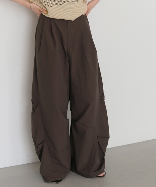 cheriella(シェリエラ)の「【cheriella】サイドタックバレルパンツ SIDE TUCK BARREL PANTS(カーゴパンツ・レディース・ブラウン/ライトカーキ/ブラック・FREE)」の1枚目の写真