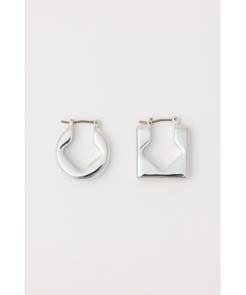 SLY(スライ)の「ASYMMETRY SHAPE P/EARRING アシンメトリーシェイプピアス(ピアス(両耳用)・レディース・シルバー/ゴールド・FREE)」の1枚目の写真