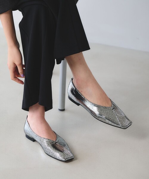 BEAUTY&YOUTH UNITED ARROWS(ビューティーアンドユースユナイテッドアローズ)の「Vカット メタリックカラー フラットシューズ(パンプス・レディース・シルバー・37h/36h/36/35h/37/38)」の2枚目の写真