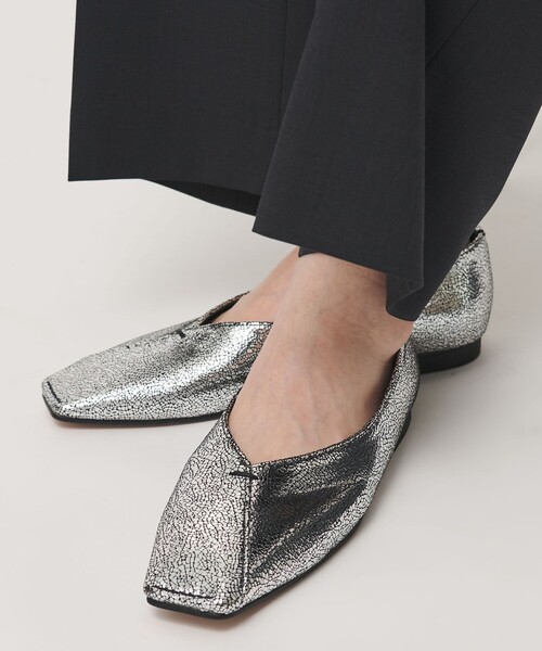 BEAUTY&YOUTH UNITED ARROWS(ビューティーアンドユースユナイテッドアローズ)の「Vカット メタリックカラー フラットシューズ(パンプス・レディース・シルバー・37h/36h/36/35h/37/38)」の4枚目の写真