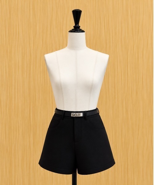 miune(ミューヌ)の「コンパクトショートパンツ(その他パンツ・レディース・ベージュ/ブラウン/ブラック・MEDIUM/SMALL)」の2枚目の写真