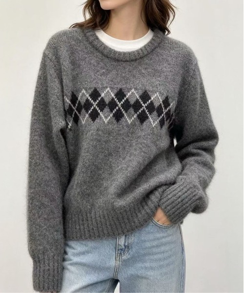 &soiree(アンドソワレ)の「アーガイル柄クルーネックニットトップス(ニット/セーター・レディース・ブラウン/オフホワイト/グレー・FREE)」の1枚目の写真
