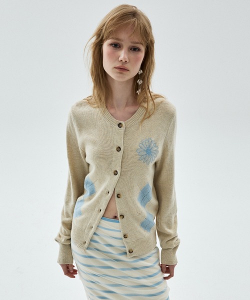 Mardi Mercredi(マルディメクルディ)の「CASHMERE BLEND CARDIGAN ROUND NECK ARGYLE PUNCHING DETAIL / カシミヤ ブレンド カーディガン ラウンド ネック アーガイル パンチング ディテール(カーディガン/ボレロ・レディース・オートミール/ブラック×ピンク/グレー/ピンク・FREE)」の1枚目の写真