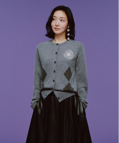 Mardi Mercredi(マルディメクルディ)の「CASHMERE BLEND CARDIGAN ROUND NECK ARGYLE PUNCHING DETAIL / カシミヤ ブレンド カーディガン ラウンド ネック アーガイル パンチング ディテール(カーディガン/ボレロ・レディース・オートミール/ブラック×ピンク/グレー/ピンク・FREE)」の3枚目の写真