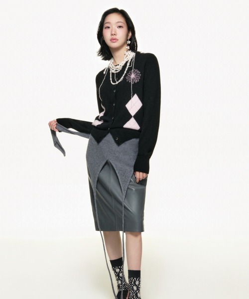 Mardi Mercredi(マルディメクルディ)の「CASHMERE BLEND CARDIGAN ROUND NECK ARGYLE PUNCHING DETAIL / カシミヤ ブレンド カーディガン ラウンド ネック アーガイル パンチング ディテール(カーディガン/ボレロ・レディース・オートミール/ブラック×ピンク/グレー/ピンク・FREE)」の6枚目の写真