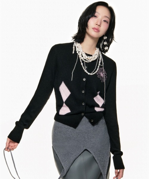 Mardi Mercredi(マルディメクルディ)の「CASHMERE BLEND CARDIGAN ROUND NECK ARGYLE PUNCHING DETAIL / カシミヤ ブレンド カーディガン ラウンド ネック アーガイル パンチング ディテール(カーディガン/ボレロ・レディース・オートミール/ブラック×ピンク/グレー/ピンク・FREE)」の5枚目の写真