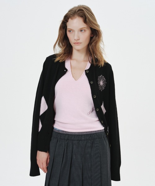 Mardi Mercredi(マルディメクルディ)の「CASHMERE BLEND CARDIGAN ROUND NECK ARGYLE PUNCHING DETAIL / カシミヤ ブレンド カーディガン ラウンド ネック アーガイル パンチング ディテール(カーディガン/ボレロ・レディース・オートミール/ブラック×ピンク/グレー/ピンク・FREE)」の13枚目の写真