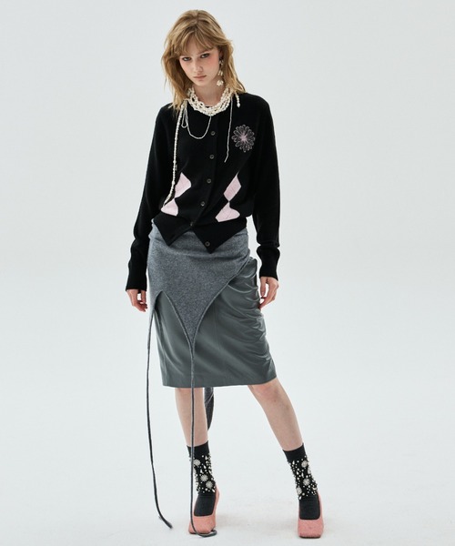Mardi Mercredi(マルディメクルディ)の「CASHMERE BLEND CARDIGAN ROUND NECK ARGYLE PUNCHING DETAIL / カシミヤ ブレンド カーディガン ラウンド ネック アーガイル パンチング ディテール(カーディガン/ボレロ・レディース・オートミール/ブラック×ピンク/グレー/ピンク・FREE)」の11枚目の写真