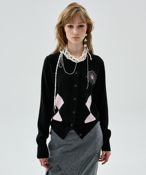Mardi Mercredi(マルディメクルディ)の「CASHMERE BLEND CARDIGAN ROUND NECK ARGYLE PUNCHING DETAIL / カシミヤ ブレンド カーディガン ラウンド ネック アーガイル パンチング ディテール(カーディガン/ボレロ・レディース・オートミール/ブラック×ピンク/グレー/ピンク・FREE)」の9枚目の写真