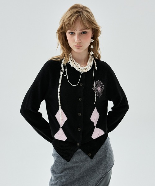 Mardi Mercredi(マルディメクルディ)の「CASHMERE BLEND CARDIGAN ROUND NECK ARGYLE PUNCHING DETAIL / カシミヤ ブレンド カーディガン ラウンド ネック アーガイル パンチング ディテール(カーディガン/ボレロ・レディース・オートミール/ブラック×ピンク/グレー/ピンク・FREE)」の8枚目の写真