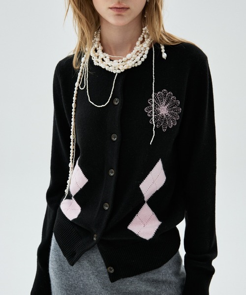 Mardi Mercredi(マルディメクルディ)の「CASHMERE BLEND CARDIGAN ROUND NECK ARGYLE PUNCHING DETAIL / カシミヤ ブレンド カーディガン ラウンド ネック アーガイル パンチング ディテール(カーディガン/ボレロ・レディース・オートミール/ブラック×ピンク/グレー/ピンク・FREE)」の10枚目の写真