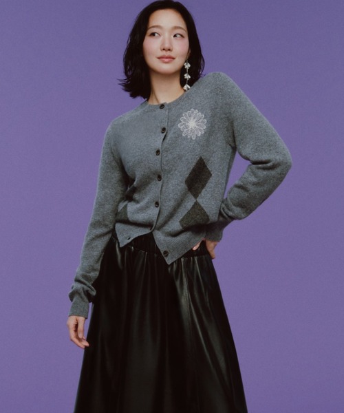 Mardi Mercredi(マルディメクルディ)の「CASHMERE BLEND CARDIGAN ROUND NECK ARGYLE PUNCHING DETAIL / カシミヤ ブレンド カーディガン ラウンド ネック アーガイル パンチング ディテール(カーディガン/ボレロ・レディース・オートミール/ブラック×ピンク/グレー/ピンク・FREE)」の18枚目の写真