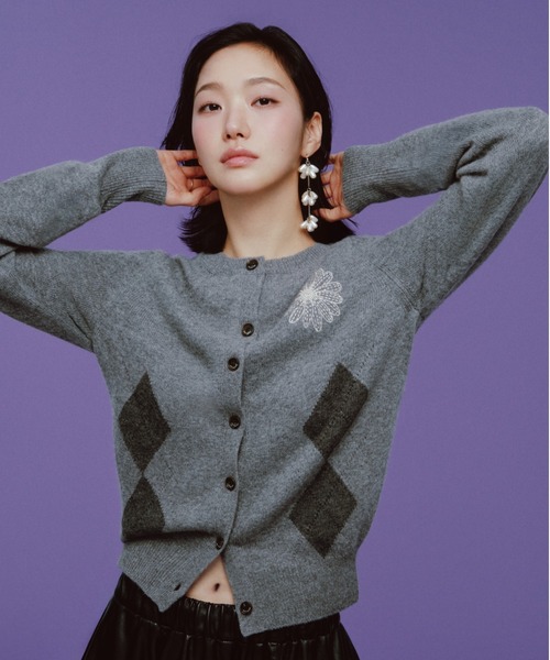 Mardi Mercredi(マルディメクルディ)の「CASHMERE BLEND CARDIGAN ROUND NECK ARGYLE PUNCHING DETAIL / カシミヤ ブレンド カーディガン ラウンド ネック アーガイル パンチング ディテール(カーディガン/ボレロ・レディース・オートミール/ブラック×ピンク/グレー/ピンク・FREE)」の17枚目の写真