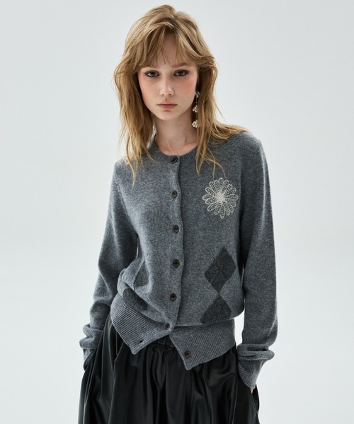 Mardi Mercredi(マルディメクルディ)の「CASHMERE BLEND CARDIGAN ROUND NECK ARGYLE PUNCHING DETAIL / カシミヤ ブレンド カーディガン ラウンド ネック アーガイル パンチング ディテール(カーディガン/ボレロ・レディース・オートミール/ブラック×ピンク/グレー/ピンク・FREE)」の19枚目の写真