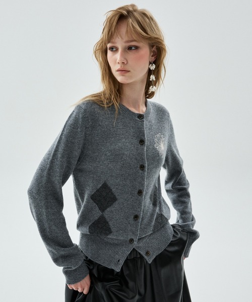 Mardi Mercredi(マルディメクルディ)の「CASHMERE BLEND CARDIGAN ROUND NECK ARGYLE PUNCHING DETAIL / カシミヤ ブレンド カーディガン ラウンド ネック アーガイル パンチング ディテール(カーディガン/ボレロ・レディース・オートミール/ブラック×ピンク/グレー/ピンク・FREE)」の20枚目の写真