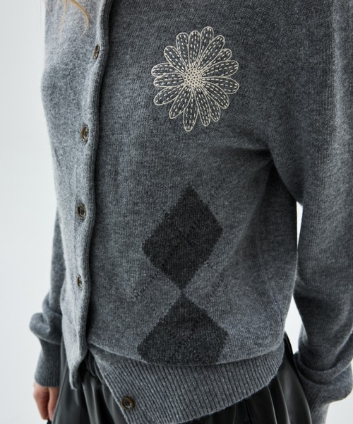 Mardi Mercredi(マルディメクルディ)の「CASHMERE BLEND CARDIGAN ROUND NECK ARGYLE PUNCHING DETAIL / カシミヤ ブレンド カーディガン ラウンド ネック アーガイル パンチング ディテール(カーディガン/ボレロ・レディース・オートミール/ブラック×ピンク/グレー/ピンク・FREE)」の22枚目の写真