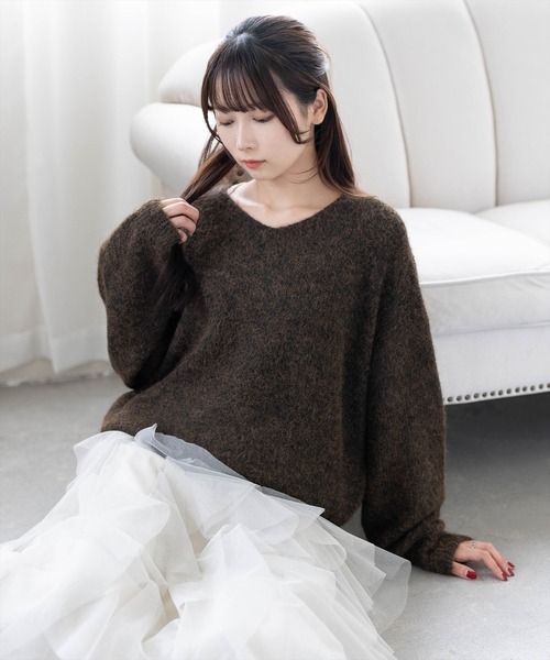CLEAR BASIC（クリアベーシック）の「モヘアタッチVネックオーバーニットトップス［骨格ナチュラル／カジュアル／リラックス］（ニット/セーター・レディース・グレー/ピンク/ブラック/イエロー/ダークオレンジ/ブラウン/アイボリー/ボルドー/グレイッシュベージュ/ベージュ・F）」の4枚目の写真