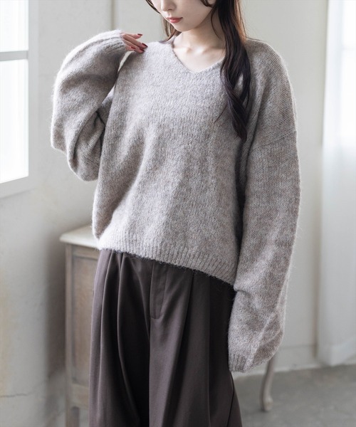 CLEAR BASIC（クリアベーシック）の「モヘアタッチVネックオーバーニットトップス［骨格ナチュラル／カジュアル／リラックス］（ニット/セーター・レディース・グレー/ピンク/ブラック/イエロー/ダークオレンジ/ブラウン/アイボリー/ボルドー/グレイッシュベージュ/ベージュ・F）」の6枚目の写真