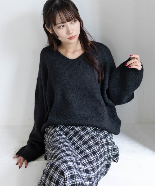 CLEAR BASIC（クリアベーシック）の「モヘアタッチVネックオーバーニットトップス［骨格ナチュラル／カジュアル／リラックス］（ニット/セーター・レディース・グレー/ピンク/ブラック/イエロー/ダークオレンジ/ブラウン/アイボリー/ボルドー/グレイッシュベージュ/ベージュ・F）」の3枚目の写真