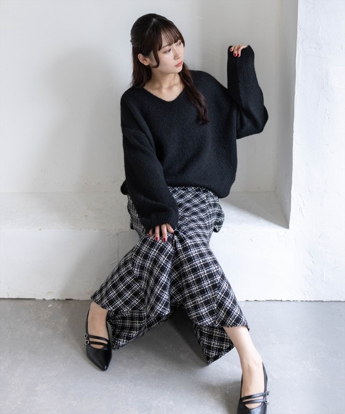 CLEAR BASIC（クリアベーシック）の「モヘアタッチVネックオーバーニットトップス［骨格ナチュラル／カジュアル／リラックス］（ニット/セーター・レディース・グレー/ピンク/ブラック/イエロー/ダークオレンジ/ブラウン/アイボリー/ボルドー/グレイッシュベージュ/ベージュ・F）」の14枚目の写真