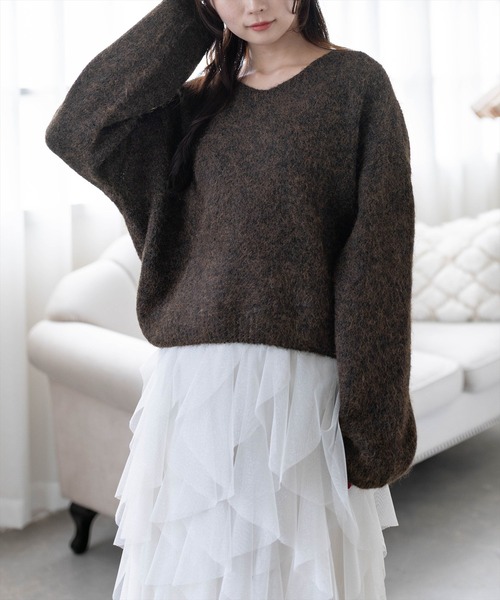 CLEAR BASIC（クリアベーシック）の「モヘアタッチVネックオーバーニットトップス［骨格ナチュラル／カジュアル／リラックス］（ニット/セーター・レディース・グレー/ピンク/ブラック/イエロー/ダークオレンジ/ブラウン/アイボリー/ボルドー/グレイッシュベージュ/ベージュ・F）」の17枚目の写真