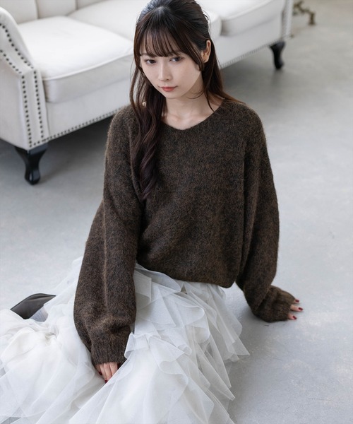 CLEAR BASIC（クリアベーシック）の「モヘアタッチVネックオーバーニットトップス［骨格ナチュラル／カジュアル／リラックス］（ニット/セーター・レディース・グレー/ピンク/ブラック/イエロー/ダークオレンジ/ブラウン/アイボリー/ボルドー/グレイッシュベージュ/ベージュ・F）」の18枚目の写真