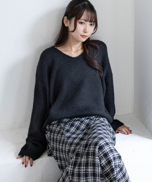 CLEAR BASIC（クリアベーシック）の「モヘアタッチVネックオーバーニットトップス［骨格ナチュラル／カジュアル／リラックス］（ニット/セーター・レディース・グレー/ピンク/ブラック/イエロー/ダークオレンジ/ブラウン/アイボリー/ボルドー/グレイッシュベージュ/ベージュ・F）」の12枚目の写真