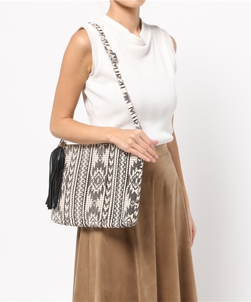 Discoat Parisien（ディスコートパリシアン）の「スタッツ柄クラッチ（クラッチバッグ・レディース・イエロー/ブラック・ﾌﾘ-）」の5枚目の写真