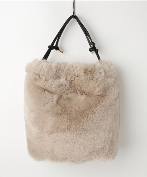 VENCEEXCHANGE（ヴァンスエクスチェンジ）の「フェイクファー巾着2WAYバッグ        （トートバッグ・レディース・ブラック/ベージュ/グレー・FREE）」の3枚目の写真