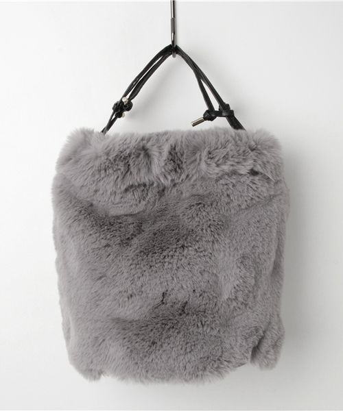 VENCEEXCHANGE（ヴァンスエクスチェンジ）の「フェイクファー巾着2WAYバッグ        （トートバッグ・レディース・ブラック/ベージュ/グレー・FREE）」の2枚目の写真