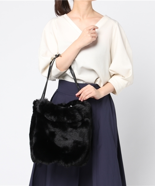 VENCEEXCHANGE（ヴァンスエクスチェンジ）の「フェイクファー巾着2WAYバッグ        （トートバッグ・レディース・ブラック/ベージュ/グレー・FREE）」の6枚目の写真