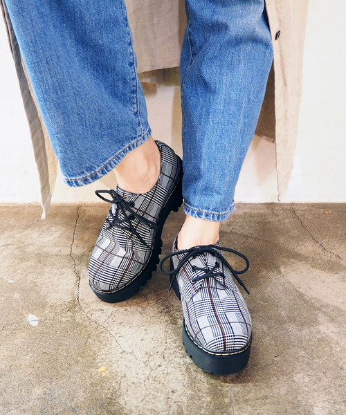 byあしながおじさん(バイアシナガオジサン)の「大人気定番アイテム!厚底レースアップシューズ/ byあしながおじさん(ドレスシューズ・レディース・ブラック/ワインレッド/アイボリー/ブラック×ホワイト/ベージュ/ブラック系その他/パープル/イエロー・LL/S/M/L)」の3枚目の写真