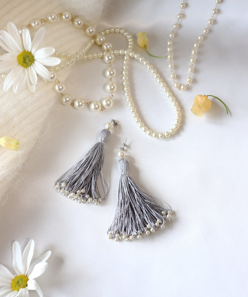 MIXTO（ミスト）の「Flora スワロパールタッセルピアス（ピアス（両耳用）・レディース・グレー/カーキ/ピンク/パープル/ブラック・ONESIZE/ONE SIZE）」の3枚目の写真