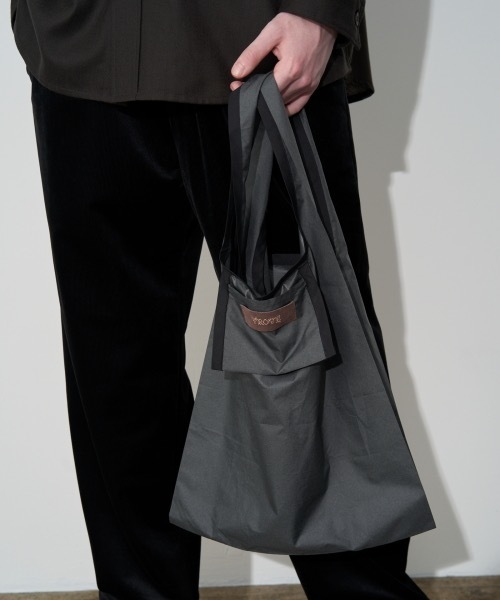 TROVE（トローヴ）の「TROVE / PACKABLE ECO BAG（エコバッグ/サブバッグ・メンズ・グレー/チャコール/パープル・FREE）」の3枚目の写真