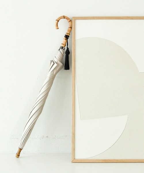 utatane（ウタタネ）の「日傘 完全遮光100％ 晴雨兼用 竹ハンドル55cm大判（長傘・レディース・ブラック/グレー/ネイビー/ベージュ/レッド/ピンク/ブルー/グリーン/マスタード/ラベンダー・FREE）」の3枚目の写真