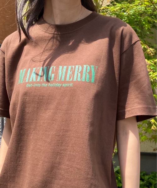 AZUL ENCANTO（アズールエンカント）の「MAKING MERRYオーバーTシャツ（Tシャツ/カットソー・レディース・ダークブラウン/ベージュ/アイボリー・FREE）」の2枚目の写真