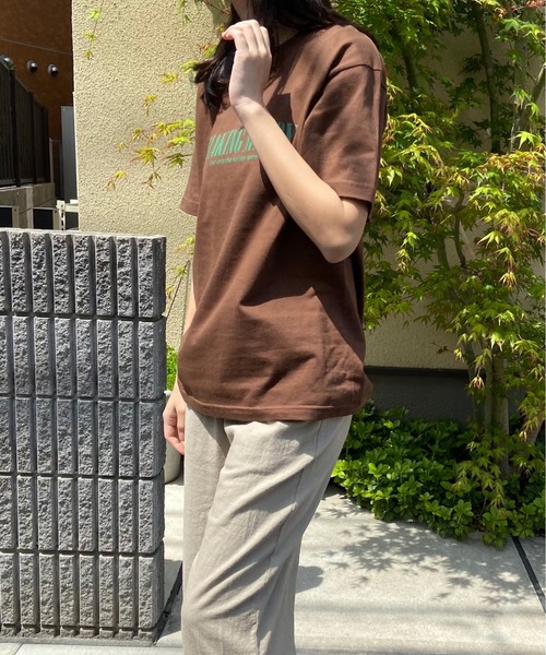 AZUL ENCANTO（アズールエンカント）の「MAKING MERRYオーバーTシャツ（Tシャツ/カットソー・レディース・ダークブラウン/ベージュ/アイボリー・FREE）」の5枚目の写真